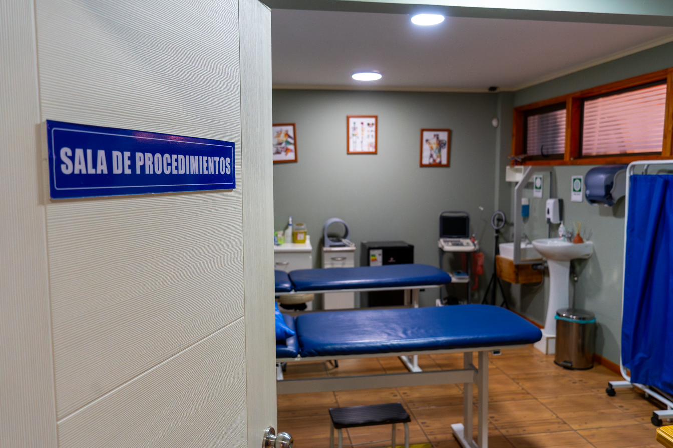 Box de tratamiento del centro Osteomed con camillas y equipamiento kinésico
